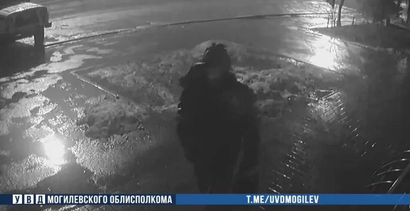 В Бобруйске мужчина забрал с автобусной остановки чужую сумку с деньгами