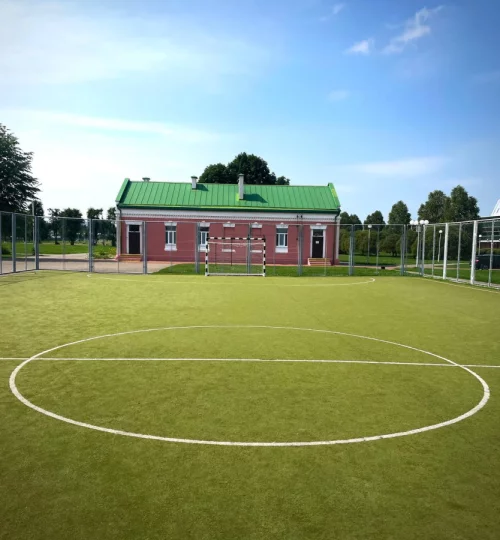 Большой теннис и мини футбольное поле около Ледового дворца.