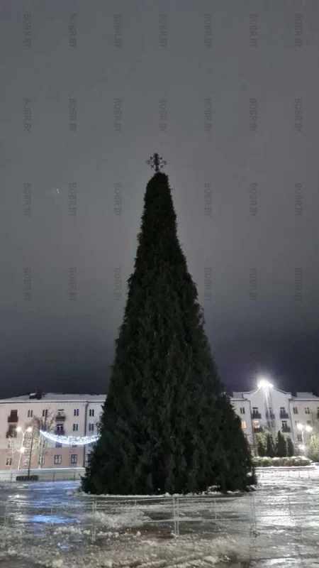 Как то криво звезду на ёлочке установили...