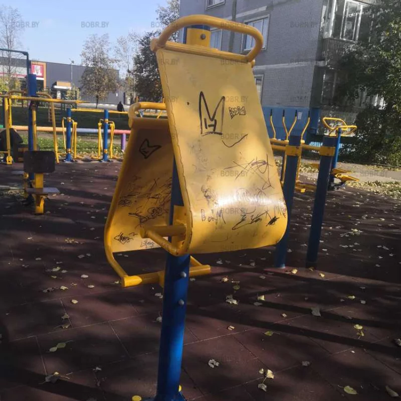 Кто-то занимается спортом, а кто-то порчей тренажёров... 