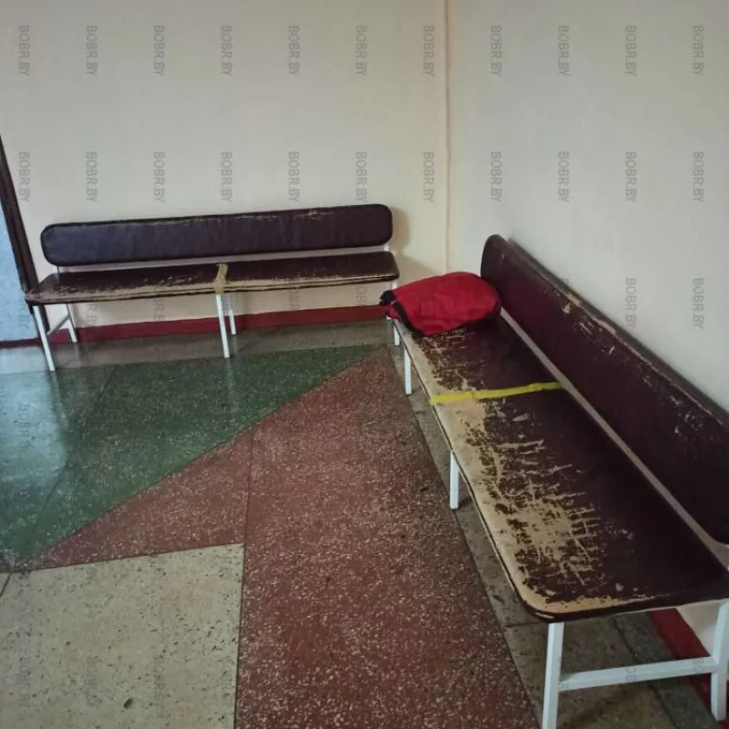 Скамьи ожидания в 1 поликлинике- страшно болеть.