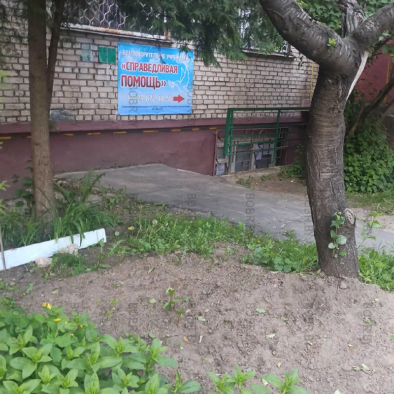 Здесь помогают и здесь можно помочь самим. Прием и раздача одежды,вещей. Благотворительная организация на Либкнехта 77