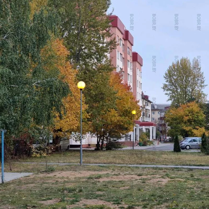 Как-то странно, на улице ещё светло, А фонари горят.