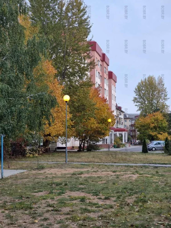 Как-то странно, на улице ещё светло, А фонари горят.