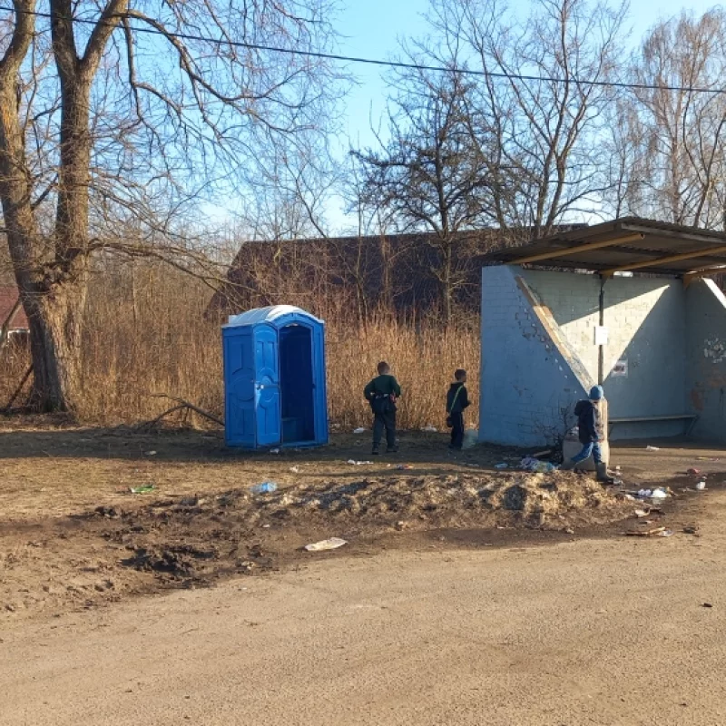 Когда нет вай фай , молодёжь играет с подручных домиками