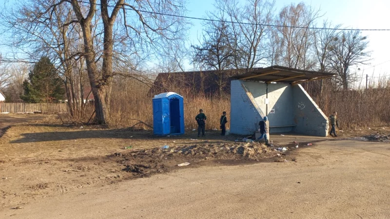 Когда нет вай фай , молодёжь играет с подручных домиками