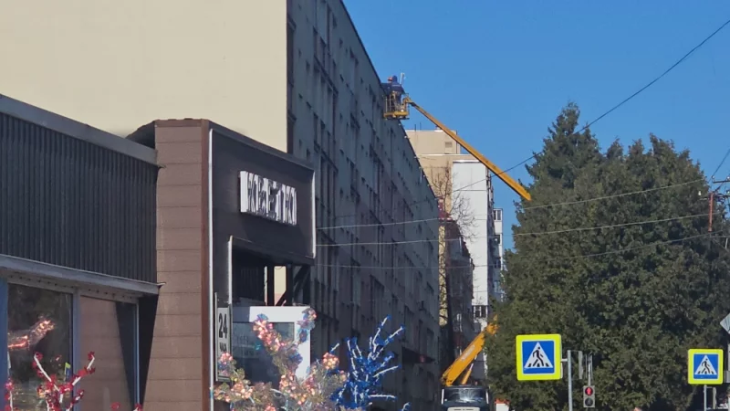 Что-то чинят или монтируют