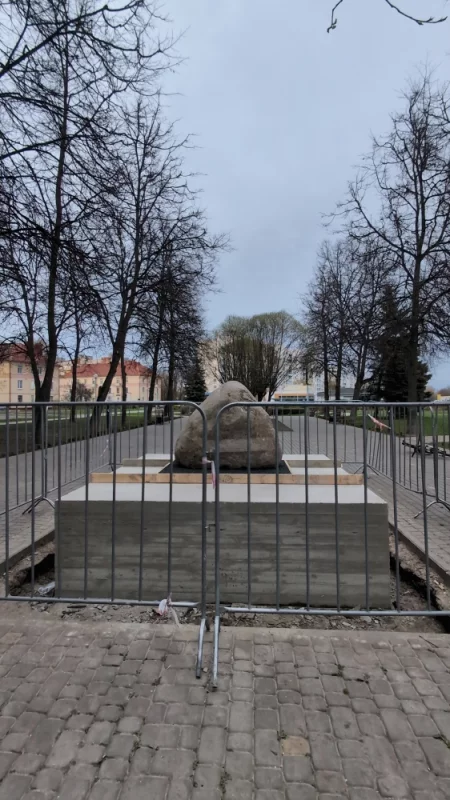 В Сквере дружбы какой-то новый памятник