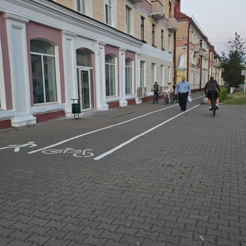 На участке Минской продлили разметку на тротуаре