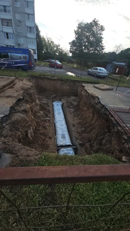 Ещё одни раскопки посреди тротуара