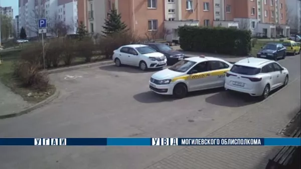 В Бобруйске водитель такси на выезде из парковки столкнулся со стоящим автомобилем