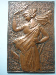 Медная чеканка богини в тунике