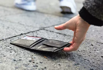 Забывчивость дорого обошлась: бобруйчанка украла чужой кошелек