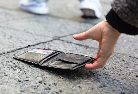 Забывчивость дорого обошлась: бобруйчанка украла чужой кошелек