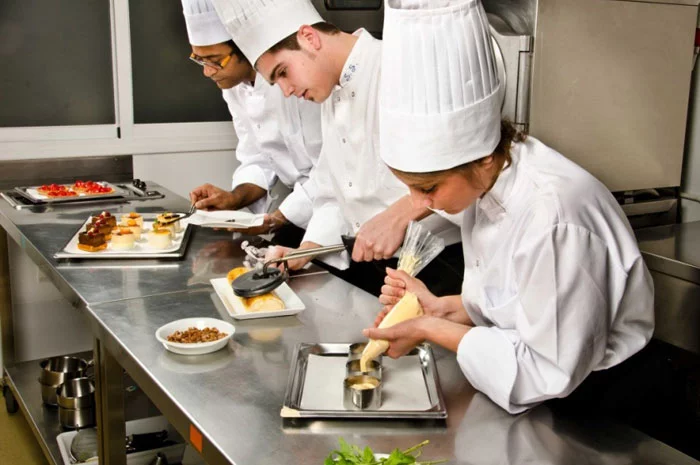 Пять бобруйских школ приняли участие в конкурсе кондитерского искусства