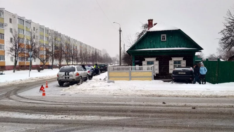 На том же месте… На аварийном перекрестке в Бобруйске машина снова протаранила забор