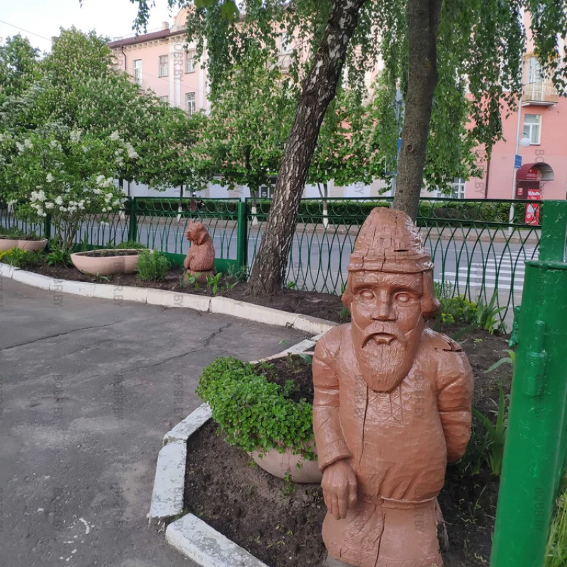 В Бобруйске, есть не только скульптуры бобра а также есть скульптура медведя, выглядывающего из-за кустов и имужчина с бородой и усами.