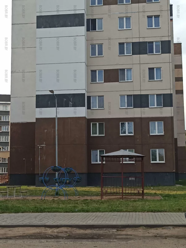 Зачем делать клумбы и не ухаживать за ними? Голые остовы не очень красивы..