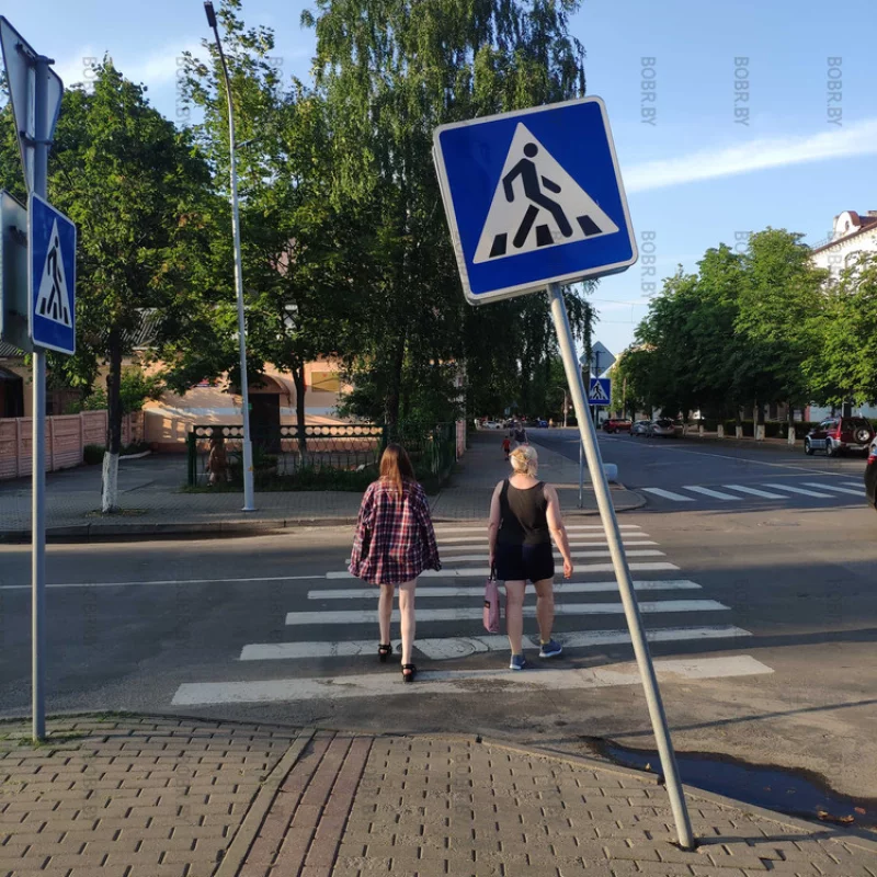 Пьяный знак, прямо напротив отделения милиции.