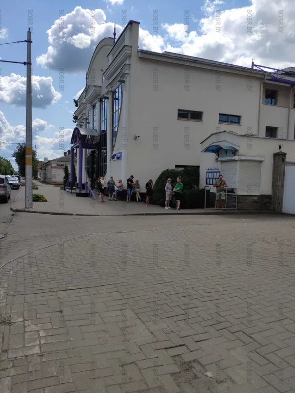 А в пункт обмена валют очередь, чтобы это значило? 