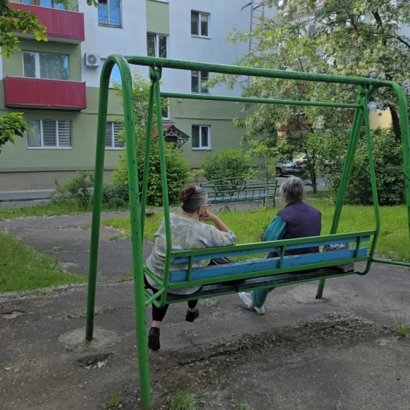 Хорошая погода, можно и на качели покататься