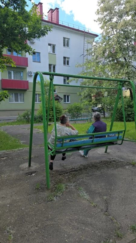 Хорошая погода, можно и на качели покататься