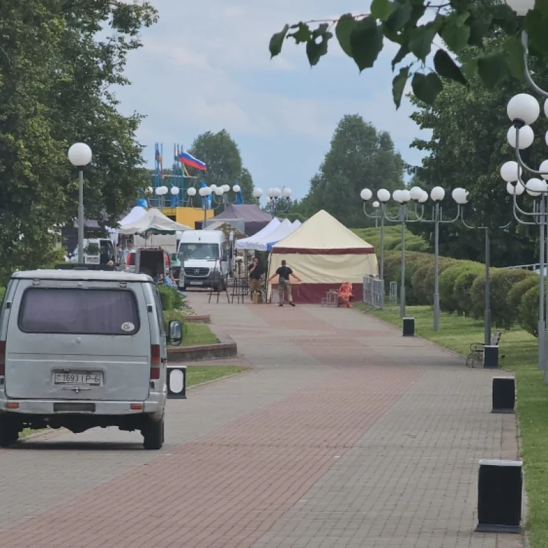 Уже монтируют торговые ряды к Венку Дружбы