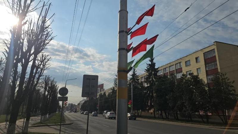 Минскую украсили флажками. Наверное в честь дня единение народов Беларуси и России