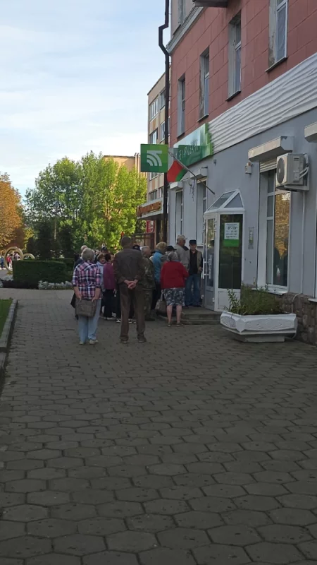 Очередь в Беларусбанк, почему-то банк сегодня работает с 11