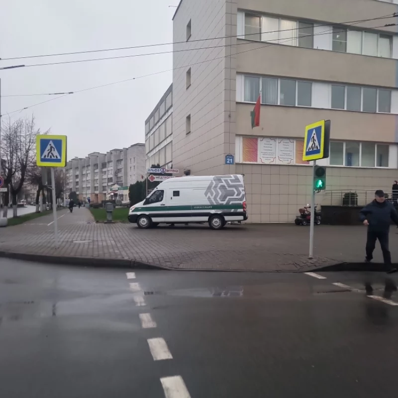 а где-то написано в правилах дорожного движения, что водитель инкассаторских машин могут парковаться и останавливаться где хотят и как хотят?