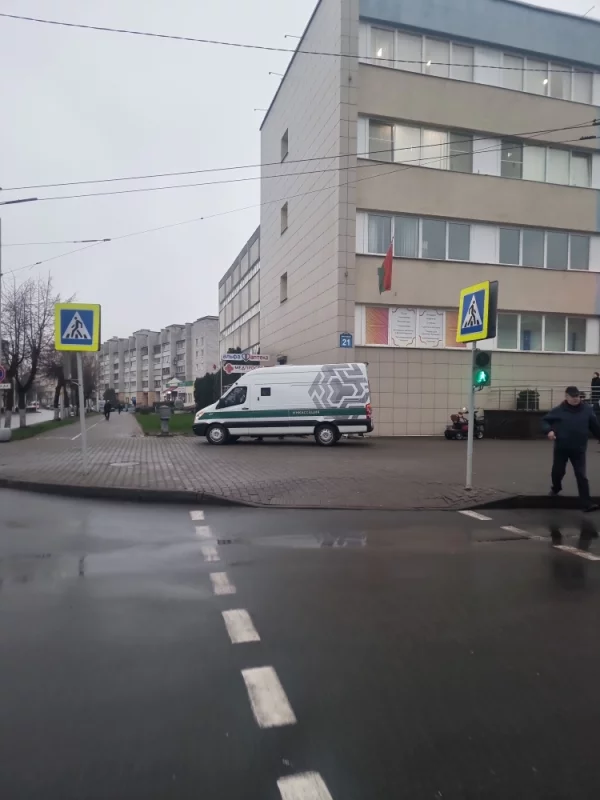 а где-то написано в правилах дорожного движения, что водитель инкассаторских машин могут парковаться и останавливаться где хотят и как хотят?