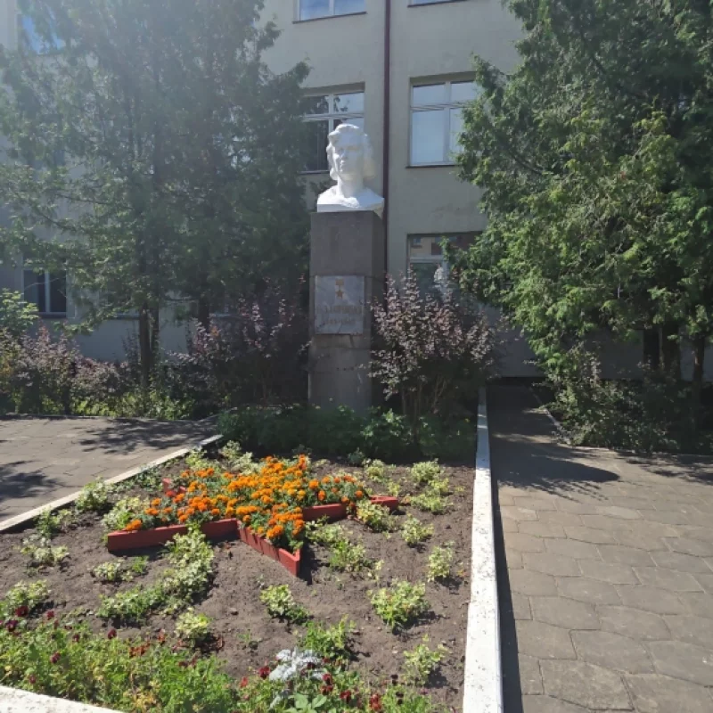 Памятник Вере Хоружей
