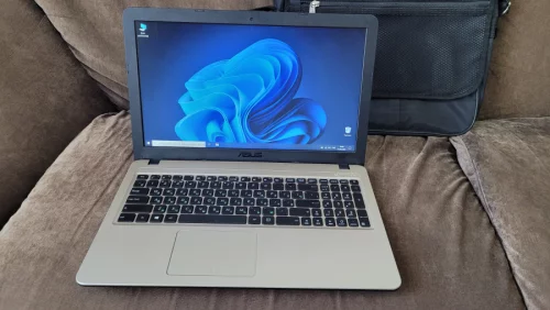 Ноутбук ASUS в состоянии нового