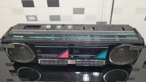 Магнитофон TOSHIBA BomBeat SF36