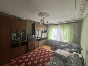 3-к квартира в 6 м-не возле ТЦ Спектр, две лоджии, погреб, неугловая