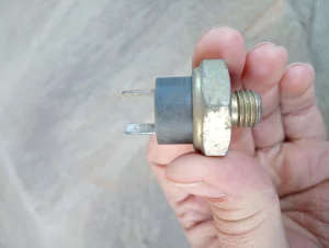 Выключатель сигнала торможения пневматический м12x1.5 новый маз, урал