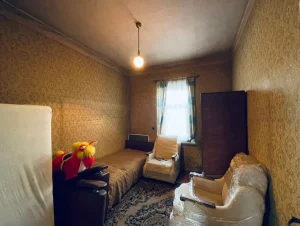 2-комнатная квартира в деревянном жилом доме в центре города