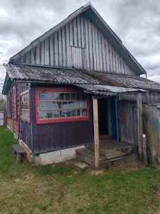 Добротный дом с хоз. постройками