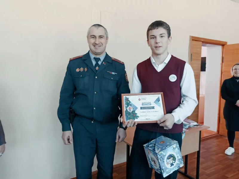 Бобруйский школьник снял ролик о будущем милиции и получил диплом от Министра внутренних дел