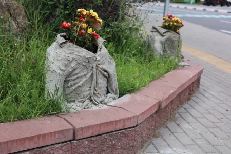 Посмотрите, какие цветочные вазоны установили рядом с кольцом на ул. Минской