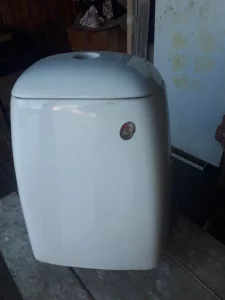 Бачек унитаза с крышкой