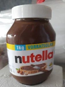 Шоколадно-ореховую пасту Нутэлла (Nutella)