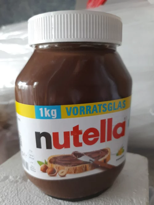 Шоколадно-ореховую пасту Нутэлла (Nutella)