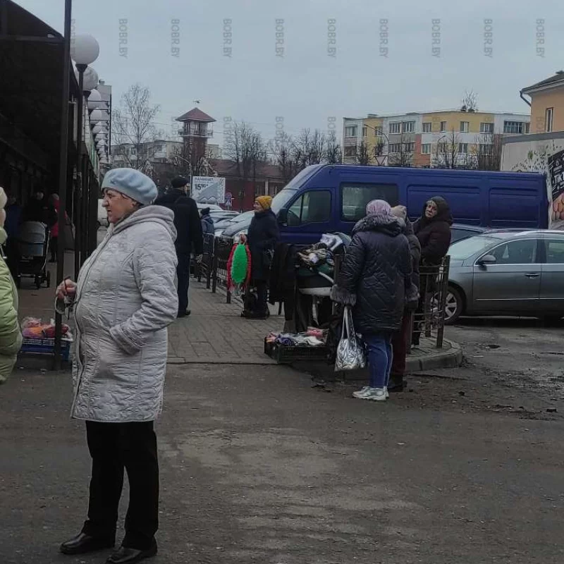 Нелегальная торговля процветает вдоль улица Октябрьская, и с этим никто ничего почему-то не делает?