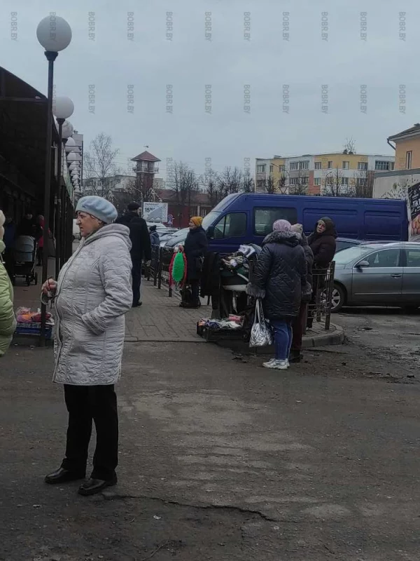 Нелегальная торговля процветает вдоль улица Октябрьская, и с этим никто ничего почему-то не делает?
