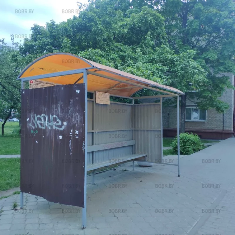 Остановка недалеко от центра. Стиль как ограда для контейнерной площадки для мусора, Но ведь кому-то нравится?