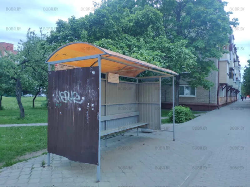 Остановка недалеко от центра. Стиль как ограда для контейнерной площадки для мусора, Но ведь кому-то нравится?