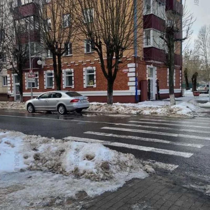 Водитель припарковался прямо возле пешеходного перехода. Если на этом пешеходном переходе будет наезд на пешехода из-за плохой обзорности, вы знаете кого винить.
