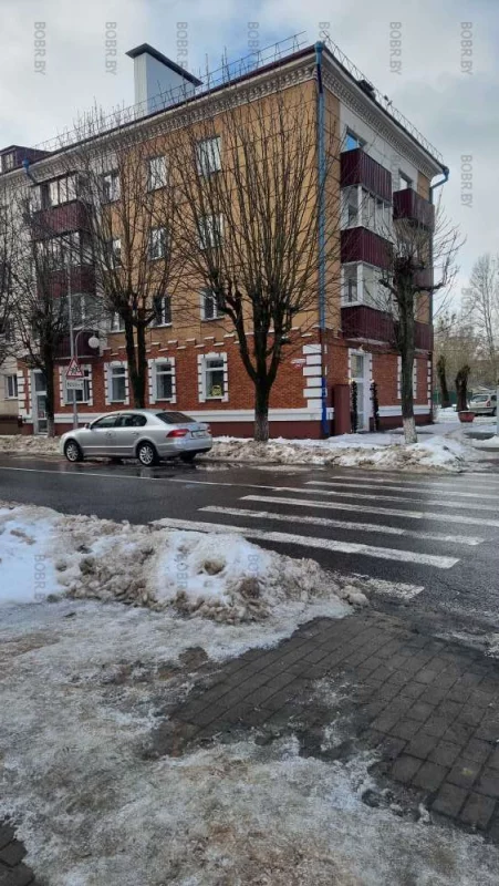 Водитель припарковался прямо возле пешеходного перехода. Если на этом пешеходном переходе будет наезд на пешехода из-за плохой обзорности, вы знаете кого винить.