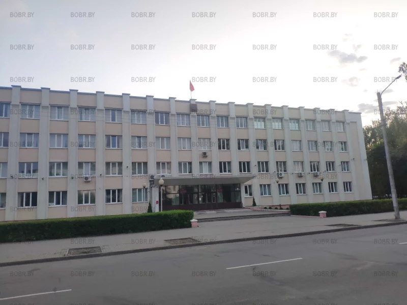 А когда-то, перед зданием райисполкома росли деревья, о чём свидетельствует пустые клумбы для деревьев. К